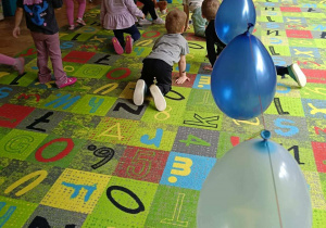 Dzieci pokonują balonowy tor przeszkód.