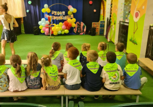 Dzieci oglądają występ cyrkowy.