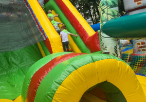 Dzieci bawią się na dmuchańcu.