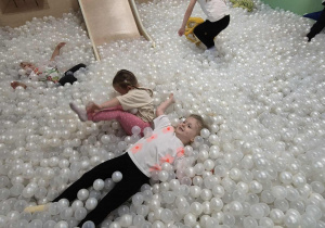 Dzieci bawią się w basenie pełnym kulek