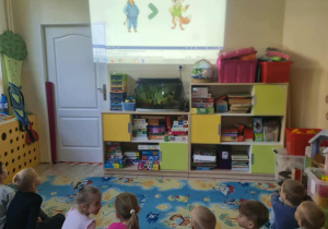 Dzieci oglądają bajkę o przemocy.