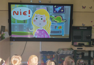 Dzieci oglądają bajkę o przemocy.