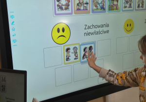 Dzieci rozwiązują zadania odnośnie zachowania.