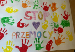 Dzieci tworzą plakat.