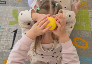 Dzieci podają sobie piłkę-kropkę.