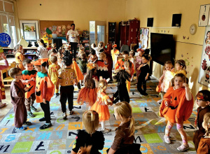 dzieci tańczą na balu jesieni