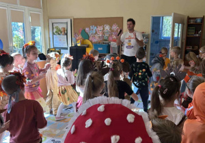 dzieci tańczą na balu