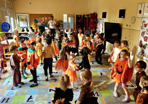 dzieci tańczą na balu