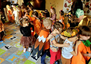 dzieci tańczą na balu