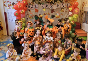 dzieci pozują do zdjęcia