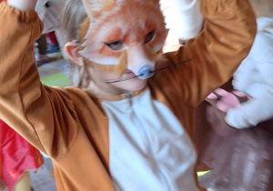 dziecko w masce lisa