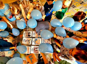 dzieci oglądają obrazki praw dziecka