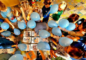 dzieci pozują z niebieskimi balonami