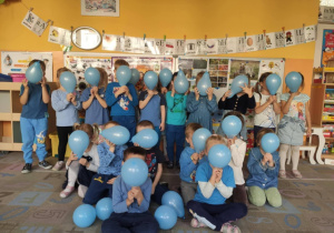 dzieci pozują z niebieskimi balonami