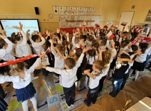 przedszkolaki śpiewają hymn