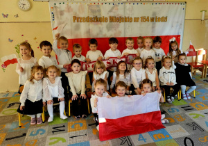 dzieci pozują z flagą