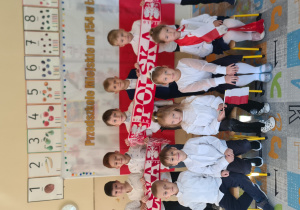 dzieci pozują z szalikami