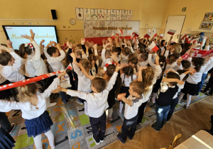 dzieci śpiewają hymn