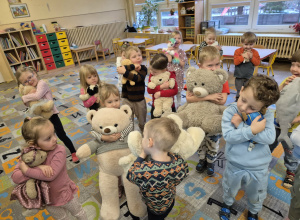 dzieci przytulają misie