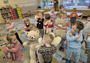 dzieci przytulają misie