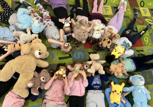 dzieci pozują z misiami