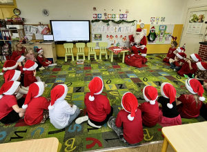 dzieci rozmawiają z Mikołajem