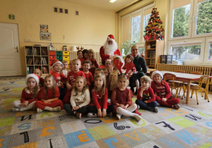 dzieci pozują z Mikołajem