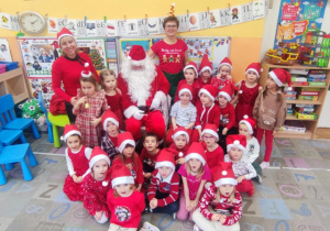 dzieci pozują z Mikołajem
