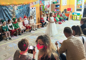 dzieci występują dla rodziców