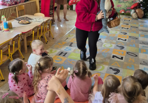 Czerwony Kapturek trzyma rekina
